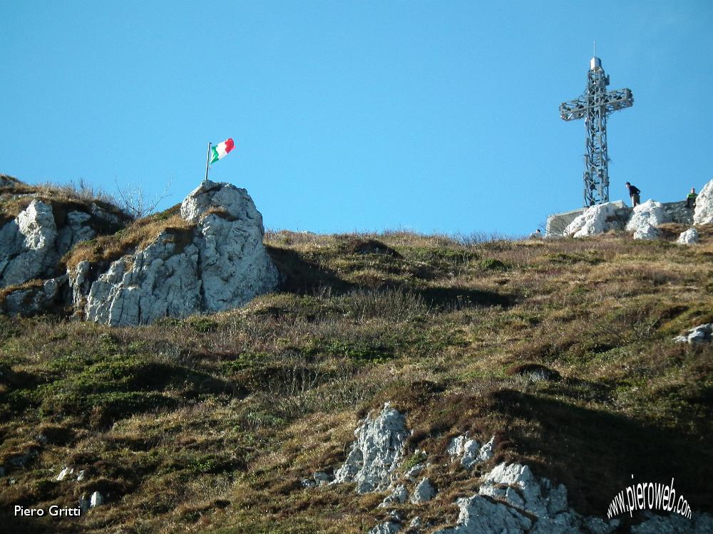 17 Croce e bandiera di vetta .JPG